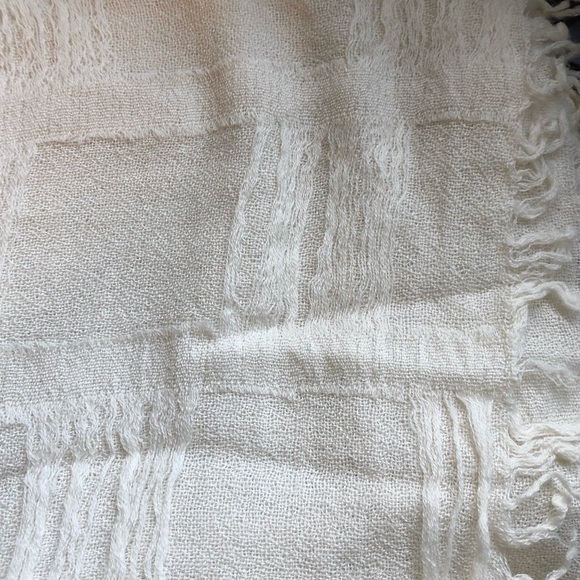 Beautiful NWT American Eagle Scarf/Wrap - Picture 2 of 4